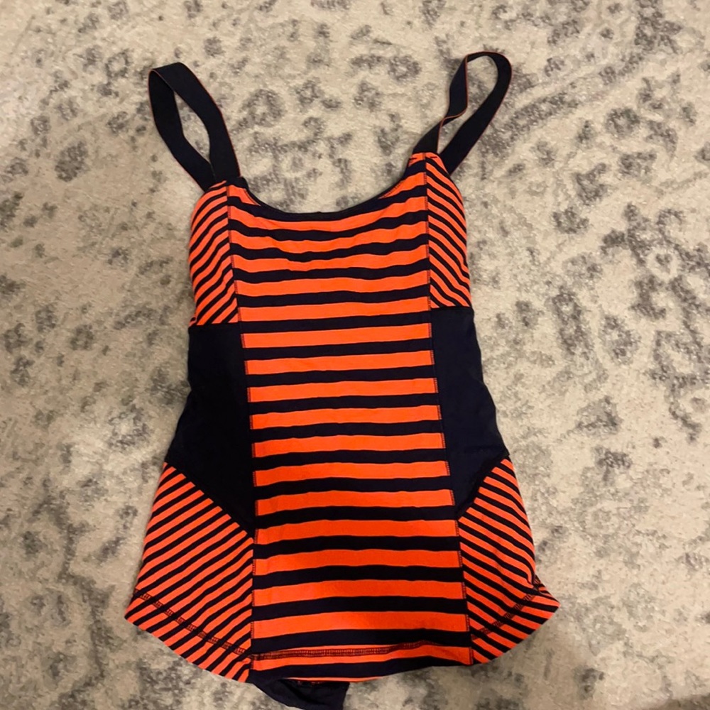 Lululemon cross back tank top with a built in bra. Size 4